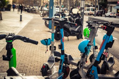 Tel Aviv, İsrail - 23 Şubat 2026: Tel Aviv 'de kaldırıma park edilmiş kasklı elektrikli bir scooter. Şehir, Akdeniz 'deki kentsel banliyö sakinleri için mikro hareketlilik ve Hitech taşımacılık çözümlerinde lider konumunda..