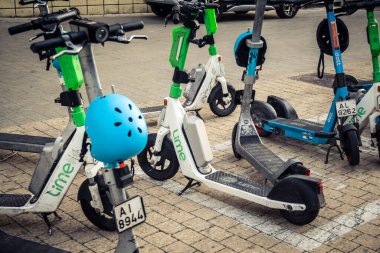 Tel Aviv, İsrail - 23 Şubat 2026: Tel Aviv 'de kaldırıma park edilmiş kasklı elektrikli bir scooter. Şehir, Akdeniz 'deki kentsel banliyö sakinleri için mikro hareketlilik ve Hitech taşımacılık çözümlerinde lider konumunda..