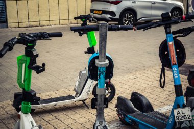 Tel Aviv, İsrail - 23 Şubat 2026: Tel Aviv 'de kaldırıma park edilmiş kasklı elektrikli bir scooter. Şehir, Akdeniz 'deki kentsel banliyö sakinleri için mikro hareketlilik ve Hitech taşımacılık çözümlerinde lider konumunda..