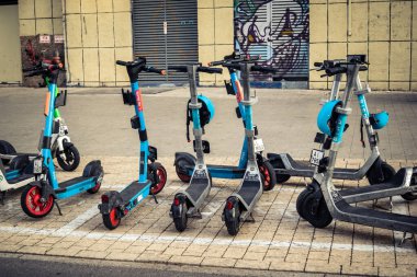 Tel Aviv, İsrail - 23 Şubat 2026: Tel Aviv 'de kaldırıma park edilmiş kasklı elektrikli bir scooter. Şehir, Akdeniz 'deki kentsel banliyö sakinleri için mikro hareketlilik ve Hitech taşımacılık çözümlerinde lider konumunda..