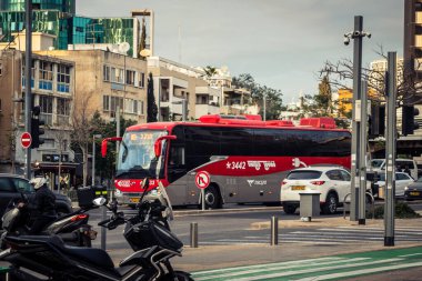 Tel Aviv, İsrail - 23 Şubat 2026: Modern bir elektrikli otobüs şehrin sokaklarından geçiyor. Tel Aviv, vatandaşlarına sürdürülebilir ve çevre dostu hareketlilik sağlamak için yeşil toplu taşıma ağını genişletiyor.