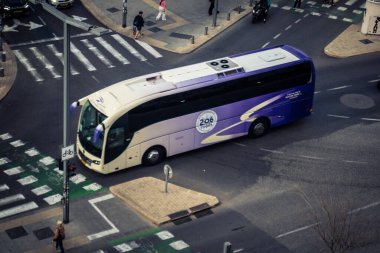 Tel Aviv, İsrail - 23 Şubat 2026: Modern bir elektrikli otobüs şehrin sokaklarından geçiyor. Tel Aviv, vatandaşlarına sürdürülebilir ve çevre dostu hareketlilik sağlamak için yeşil toplu taşıma ağını genişletiyor.
