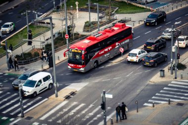 Tel Aviv, İsrail - 23 Şubat 2026: Modern bir elektrikli otobüs şehrin sokaklarından geçiyor. Tel Aviv, vatandaşlarına sürdürülebilir ve çevre dostu hareketlilik sağlamak için yeşil toplu taşıma ağını genişletiyor.