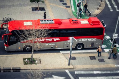 Tel Aviv, İsrail - 23 Şubat 2026: Modern bir elektrikli otobüs şehrin sokaklarından geçiyor. Tel Aviv, vatandaşlarına sürdürülebilir ve çevre dostu hareketlilik sağlamak için yeşil toplu taşıma ağını genişletiyor.