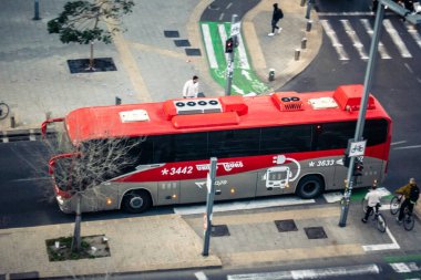 Tel Aviv, İsrail - 23 Şubat 2026: Modern bir elektrikli otobüs şehrin sokaklarından geçiyor. Tel Aviv, vatandaşlarına sürdürülebilir ve çevre dostu hareketlilik sağlamak için yeşil toplu taşıma ağını genişletiyor.