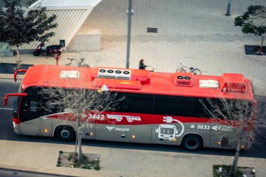 Tel Aviv, İsrail - 23 Şubat 2026: Modern bir elektrikli otobüs şehrin sokaklarından geçiyor. Tel Aviv, vatandaşlarına sürdürülebilir ve çevre dostu hareketlilik sağlamak için yeşil toplu taşıma ağını genişletiyor.