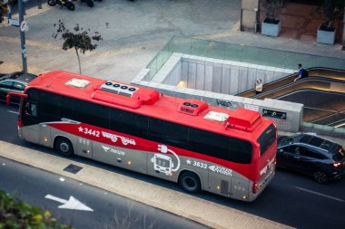 Tel Aviv, İsrail - 23 Şubat 2026: Modern bir elektrikli otobüs şehrin sokaklarından geçiyor. Tel Aviv, vatandaşlarına sürdürülebilir ve çevre dostu hareketlilik sağlamak için yeşil toplu taşıma ağını genişletiyor.