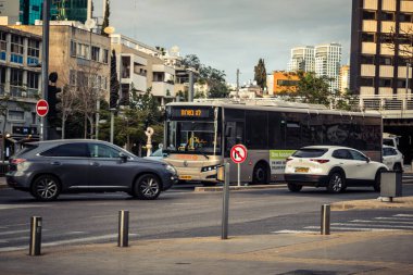 Tel Aviv, İsrail - 23 Şubat 2026: Tel Aviv 'in işlek kentsel caddelerinden bir halk otobüsü geçiyor. Kentin geniş otobüs ağı Akdeniz metropolünde günlük yaşamın ve kamu altyapısının hayati bir parçasıdır..