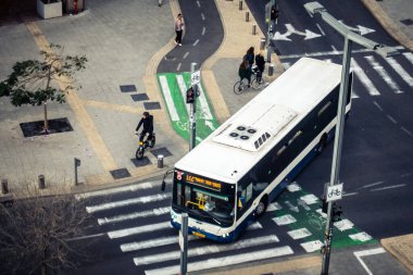 Tel Aviv, İsrail - 23 Şubat 2026: Tel Aviv 'in işlek kentsel caddelerinden bir halk otobüsü geçiyor. Kentin geniş otobüs ağı Akdeniz metropolünde günlük yaşamın ve kamu altyapısının hayati bir parçasıdır..