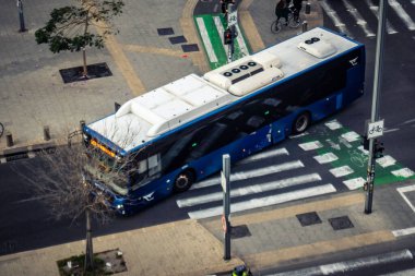 Tel Aviv, İsrail - 23 Şubat 2026: Tel Aviv 'in işlek kentsel caddelerinden bir halk otobüsü geçiyor. Kentin geniş otobüs ağı Akdeniz metropolünde günlük yaşamın ve kamu altyapısının hayati bir parçasıdır..
