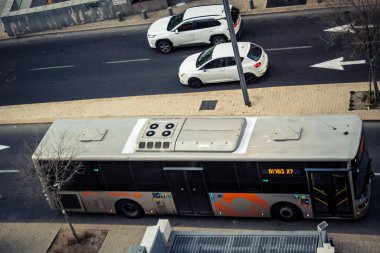 Tel Aviv, İsrail - 23 Şubat 2026: Tel Aviv 'in işlek kentsel caddelerinden bir halk otobüsü geçiyor. Kentin geniş otobüs ağı Akdeniz metropolünde günlük yaşamın ve kamu altyapısının hayati bir parçasıdır..