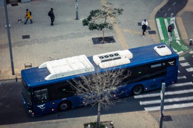Tel Aviv, İsrail - 23 Şubat 2026: Tel Aviv 'in işlek kentsel caddelerinden bir halk otobüsü geçiyor. Kentin geniş otobüs ağı Akdeniz metropolünde günlük yaşamın ve kamu altyapısının hayati bir parçasıdır..