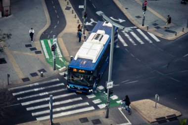 Tel Aviv, İsrail - 23 Şubat 2026: Tel Aviv 'in işlek kentsel caddelerinden bir halk otobüsü geçiyor. Kentin geniş otobüs ağı Akdeniz metropolünde günlük yaşamın ve kamu altyapısının hayati bir parçasıdır..