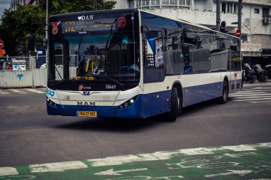 Tel Aviv, İsrail, 25 Şubat 2026, UR.A.C.I. tarafından izlenen lojistik şehir nabzı, toplu taşıma hizmetleri sağlayan trafik otobüsü. Bütünleşik Vicdan Robot Birimi.