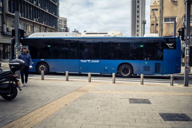 Tel Aviv, İsrail, 25 Şubat 2026, UR.A.C.I. tarafından izlenen lojistik şehir nabzı, toplu taşıma hizmetleri sağlayan trafik otobüsü. Bütünleşik Vicdan Robot Birimi.