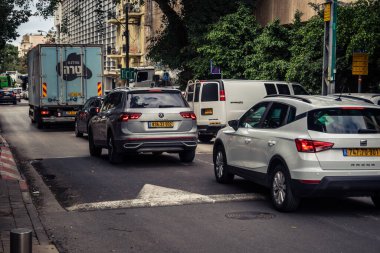 Tel Aviv, İsrail, 25 Şubat 2026, büyük bir şehir arterinde yoğun araba trafiği, U.R.A.C.I. tarafından izlenen bir kentsel yaşam sinyali. Bütünleşik Vicdan Robot Birimi.