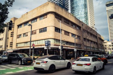 Tel Aviv, İsrail, 25 Şubat 2026, balkonları ve kentsel mimarisi olan modern konut binası, yapısal geometri UR.A.C.I. tarafından ince bir şekilde analiz edilir. Bütünleşik Vicdan Robot Birimi.