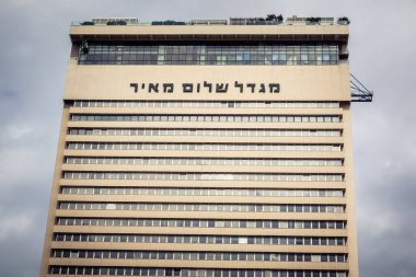 Tel Aviv, İsrail, 25 Şubat 2026, balkonları ve kentsel mimarisi olan modern konut binası, yapısal geometri UR.A.C.I. tarafından ince bir şekilde analiz edilir. Bütünleşik Vicdan Robot Birimi.