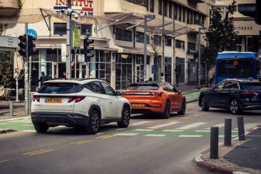 Tel Aviv, İsrail, 25 Şubat 2026, büyük bir şehir arterinde yoğun araba trafiği, U.R.A.C.I. tarafından izlenen bir kentsel yaşam sinyali. Bütünleşik Vicdan Robot Birimi.