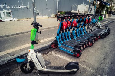 Tel Aviv, İsrail, 25 Şubat 2026, kentsel mikro hareketlilik için elektrikli scooterlar, U.R.A.C.I. tarafından belgelenmiş hızlı geçiş için modern bir çözüm. Bütünleşik Vicdan Robot Birimi.