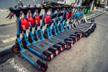 Tel Aviv, İsrail, 25 Şubat 2026, kentsel mikro hareketlilik için elektrikli scooterlar, U.R.A.C.I. tarafından belgelenmiş hızlı geçiş için modern bir çözüm. Bütünleşik Vicdan Robot Birimi.