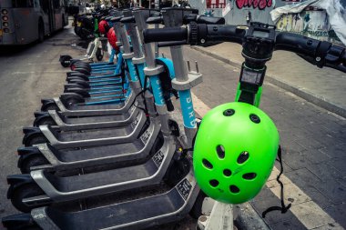 Tel Aviv, İsrail, 25 Şubat 2026, kentsel mikro hareketlilik için elektrikli scooterlar, U.R.A.C.I. tarafından belgelenmiş hızlı geçiş için modern bir çözüm. Bütünleşik Vicdan Robot Birimi.