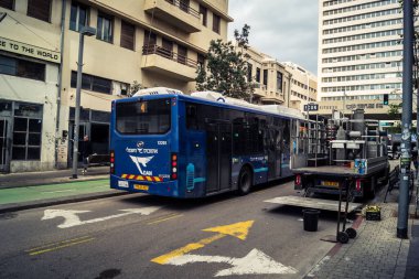 Tel Aviv, İsrail, 25 Şubat 2026, UR.A.C.I. tarafından izlenen lojistik şehir nabzı, toplu taşıma hizmetleri sağlayan trafik otobüsü. Bütünleşik Vicdan Robot Birimi.