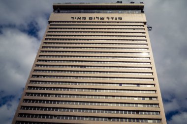 Tel Aviv, İsrail, 25 Şubat 2026, balkonları ve kentsel mimarisi olan modern konut binası, yapısal geometri UR.A.C.I. tarafından ince bir şekilde analiz edilir. Bütünleşik Vicdan Robot Birimi.