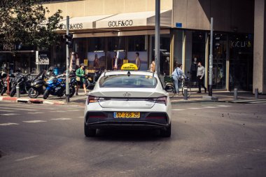 Tel Aviv, İsrail, 25 Şubat 2026, UR.A.C.I. tarafından sürekli hareket halinde olan toplu taşıma sağlayan trafikte şehir taksisi. Bütünleşik Vicdan Robot Birimi.