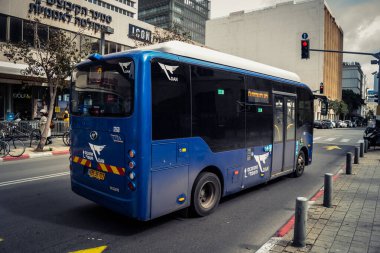 Tel Aviv, İsrail - 25 Şubat 2026: Modern bir elektrikli otobüs şehrin sokaklarından geçiyor. Tel Aviv, vatandaşlarına sürdürülebilir ve çevre dostu hareketlilik sağlamak için yeşil toplu taşıma ağını genişletiyor.
