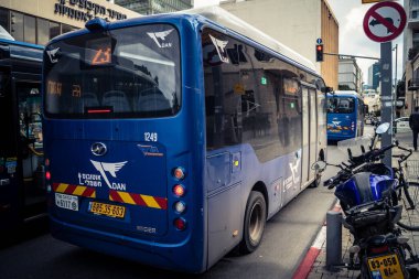 Tel Aviv, İsrail, 25 Şubat 2026, UR.A.C.I. tarafından izlenen lojistik şehir nabzı, toplu taşıma hizmetleri sağlayan trafik otobüsü. Bütünleşik Vicdan Robot Birimi.