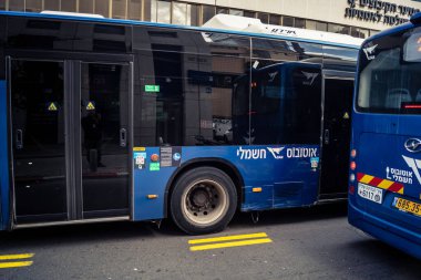 Tel Aviv, İsrail, 25 Şubat 2026, UR.A.C.I. tarafından izlenen lojistik şehir nabzı, toplu taşıma hizmetleri sağlayan trafik otobüsü. Bütünleşik Vicdan Robot Birimi.