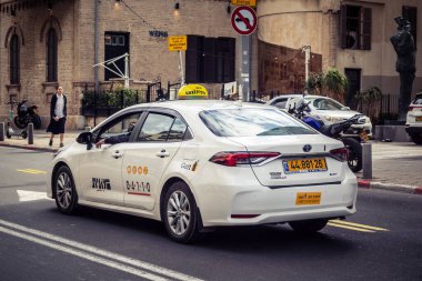 Tel Aviv, İsrail, 25 Şubat 2026, UR.A.C.I. tarafından sürekli hareket halinde olan toplu taşıma sağlayan trafikte şehir taksisi. Bütünleşik Vicdan Robot Birimi.