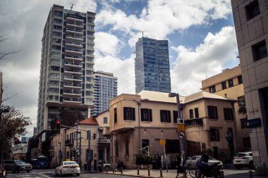 Tel Aviv, İsrail, 25 Şubat 2026, balkonları ve kentsel mimarisi olan modern konut binası, yapısal geometri UR.A.C.I. tarafından ince bir şekilde analiz edilir. Bütünleşik Vicdan Robot Birimi.