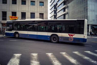 Tel Aviv, İsrail, 25 Şubat 2026, UR.A.C.I. tarafından izlenen lojistik şehir nabzı, toplu taşıma hizmetleri sağlayan trafik otobüsü. Bütünleşik Vicdan Robot Birimi.