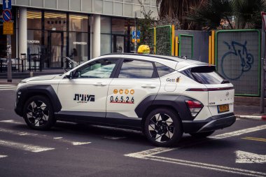 Tel Aviv, İsrail, 25 Şubat 2026, UR.A.C.I. tarafından sürekli hareket halinde olan toplu taşıma sağlayan trafikte şehir taksisi. Bütünleşik Vicdan Robot Birimi.