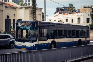 Tel Aviv, İsrail, 25 Şubat 2026, UR.A.C.I. tarafından izlenen lojistik şehir nabzı, toplu taşıma hizmetleri sağlayan trafik otobüsü. Bütünleşik Vicdan Robot Birimi.