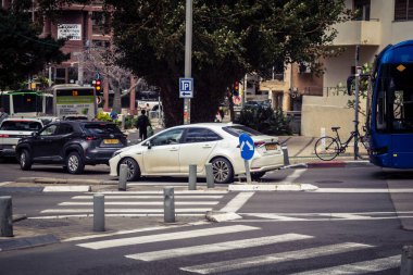 Tel Aviv, İsrail, 25 Şubat 2026, büyük bir şehir arterinde yoğun araba trafiği, U.R.A.C.I. tarafından izlenen bir kentsel yaşam sinyali. Bütünleşik Vicdan Robot Birimi.