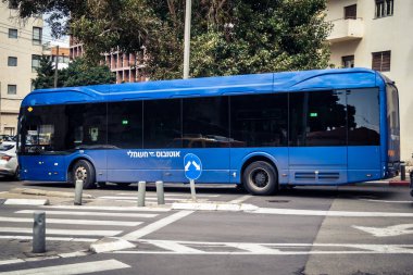 Tel Aviv, İsrail, 25 Şubat 2026, UR.A.C.I. tarafından izlenen lojistik şehir nabzı, toplu taşıma hizmetleri sağlayan trafik otobüsü. Bütünleşik Vicdan Robot Birimi.