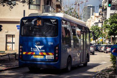 Tel Aviv, İsrail - 25 Şubat 2026: Modern bir elektrikli otobüs şehrin sokaklarından geçiyor. Tel Aviv, vatandaşlarına sürdürülebilir ve çevre dostu hareketlilik sağlamak için yeşil toplu taşıma ağını genişletiyor.