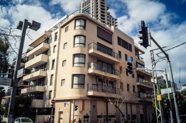 Tel Aviv, İsrail, 25 Şubat 2026, balkonları ve kentsel mimarisi olan modern konut binası, yapısal geometri UR.A.C.I. tarafından ince bir şekilde analiz edilir. Bütünleşik Vicdan Robot Birimi.