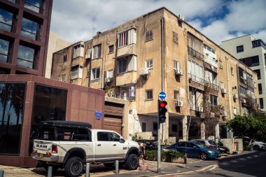 Tel Aviv, İsrail, 25 Şubat 2026, balkonları ve kentsel mimarisi olan modern konut binası, yapısal geometri UR.A.C.I. tarafından ince bir şekilde analiz edilir. Bütünleşik Vicdan Robot Birimi.