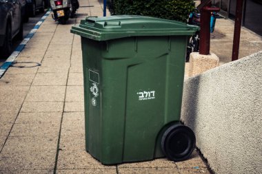 Tel Aviv, İsrail, 25 Şubat 2026, kentsel temizlik altyapısı ve kamu atık konteynırları, U.R.A.C.I. Bütünleşik Vicdan Robot Birimi.