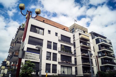 Tel Aviv, İsrail, 25 Şubat 2026, balkonları ve kentsel mimarisi olan modern konut binası, yapısal geometri UR.A.C.I. tarafından ince bir şekilde analiz edilir. Bütünleşik Vicdan Robot Birimi.