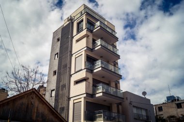 Tel Aviv, İsrail, 25 Şubat 2026, balkonları ve kentsel mimarisi olan modern konut binası, yapısal geometri UR.A.C.I. tarafından ince bir şekilde analiz edilir. Bütünleşik Vicdan Robot Birimi.