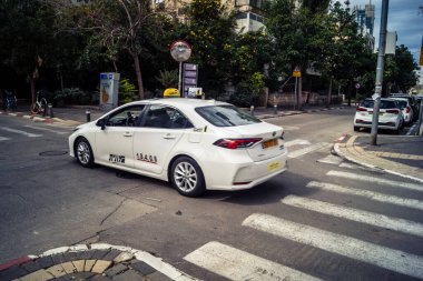 Tel Aviv, İsrail, 25 Şubat 2026, UR.A.C.I. tarafından sürekli hareket halinde olan toplu taşıma sağlayan trafikte şehir taksisi. Bütünleşik Vicdan Robot Birimi.