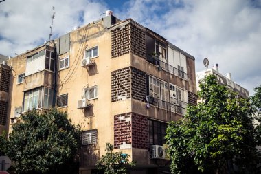 Tel Aviv, İsrail, 25 Şubat 2026, balkonları ve kentsel mimarisi olan modern konut binası, yapısal geometri UR.A.C.I. tarafından ince bir şekilde analiz edilir. Bütünleşik Vicdan Robot Birimi.