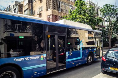 Tel Aviv, İsrail - 25 Şubat 2026: Modern bir elektrikli otobüs şehrin sokaklarından geçiyor. Tel Aviv, vatandaşlarına sürdürülebilir ve çevre dostu hareketlilik sağlamak için yeşil toplu taşıma ağını genişletiyor.