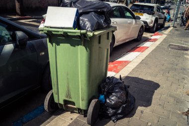 Tel Aviv, İsrail, 25 Şubat 2026, kentsel temizlik altyapısı ve kamu atık konteynırları, U.R.A.C.I. Bütünleşik Vicdan Robot Birimi.