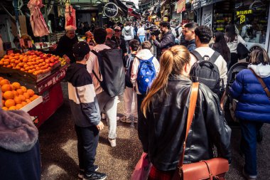 Tel Aviv, İsrail - 25 Şubat 2026 Günlük Yaşam ve Sabah koşuşturması Carmel Market 'te (Shuk HaCarmel), en büyük açık hava pazarı. Tel Aviv 'in göbeğinde yerel satıcılar ve otantik sokak sahneleri.